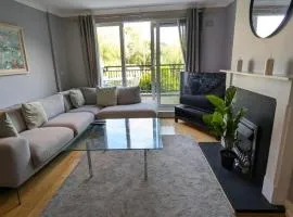 Large Newly updated 3BD Duplex 20Min to Airport
