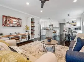 Upscale Apt in the Heart of Downtown Games and TVs
