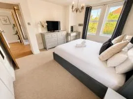 Coastal Stay with Garden and Parking - Two Bedroom - Close to Beach
