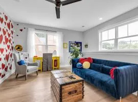 Saint Elmo Chatt with King Bed that Sleeps 3 with a Full Kitchen