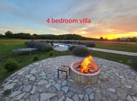 Holiday House Aurora Borealis, מלון בErvenik