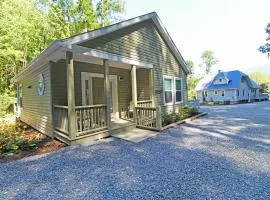 Cuddle Cove Modern, Creekside Home right by the Heart of Bryson City