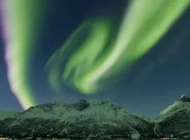 Seaview apartment between Lyngen Alps and Tamok