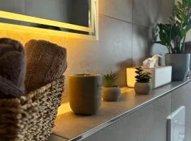 Ferienwohnung Elya Gartenparadies nahe Events, Outlet und Spa