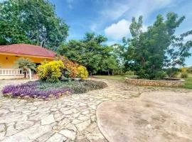 Romantic secluded casita with partial AC WiFi pool and garden