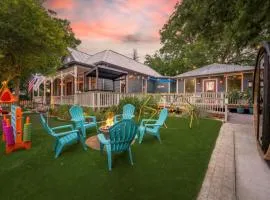 Hot Tub Sauna Fire Pit Putting green Downtown