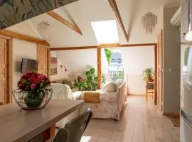 Hygge Home - Bright Cottage-Style Apartment with Terrace & Free Weekend parking