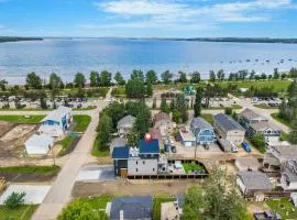 The Shoreline a Luxury Escape with Rooftop & Hot Tub