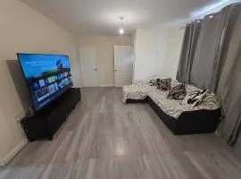 3 Bed Home Sleeps 7 - WiFi & Free Street Parking