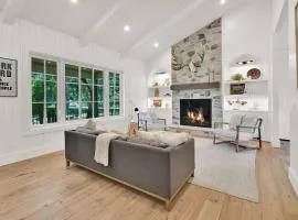 Luxurious Lake-View Retreat in Historic Old Huntsville Spa Sauna Hot Tub Heated Driveway