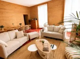 Gîte de l'Esplanade-18 min du Puy du Foù-Ventilateurs- Billard- Baby-foot-Fléchettes-Grande maison de bourg spacieuse de 200m2- Famille-Amis-Groupe