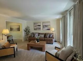 Spacious & Luxury Retreat Home in Waldorf