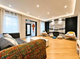Great location with parking, 10 min to LGA & subway, hotel din Queens