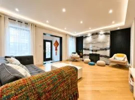 Great location with parking, 10 min to LGA & subway