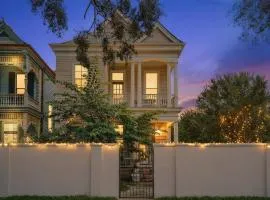 3BR 1BA PARISIAN, Gorgeous, FQ, Streetcar, Balcony sleeps 5
