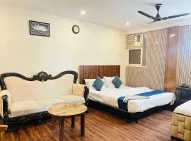 Hotel Anmol Central - Near Saket Metro