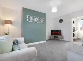 Relaxing 2BR in Billy Row WiFi by Stay With Us