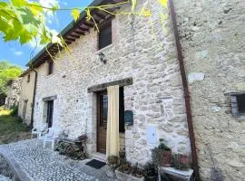 Casale in pietra sul Lago del Turano - C'era una volta un asino