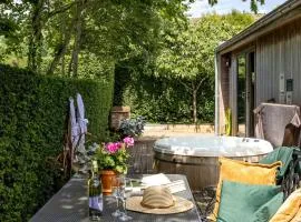 Amber Lodge, Strawberryfield Park - Hot Tub - Free WiFi & Parking