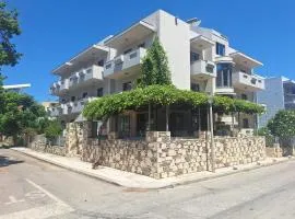 Captain Yiannis Studios & Apartments