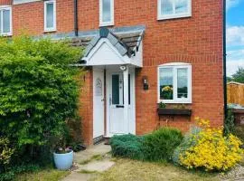 House Sleeps 4 with Parking and Garden