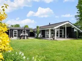 Cozy summer house, Dyngby Beach with private garden
