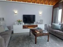 Sophisticated Seafront 3BD Suntrap Landscaped Yard