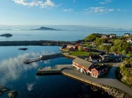 Astra Whale - Waterfront Boutique Hostel in Lofoten