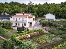 Amazing Home In Grubine With Wifi