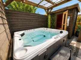 Cozy wellness cabin with home cinema and private jacuzzi ,sauna and garden between Amsterdam Haarlem and Schiphol Airport