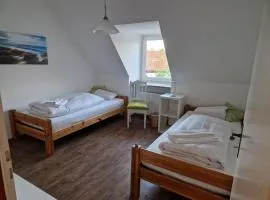 Smoke and Flame, Cafe-Pension am Tor, 14 qm Zweibettzimmer