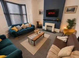 Designed for Team Stays, City Centre, Sleeps 9!