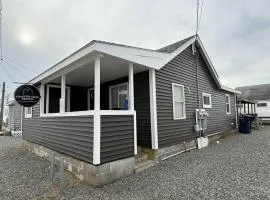 Driftwood Getaway - Perfect Location Near Beach
