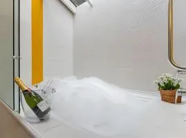 Chalés ao lado da cachoeira com hidromassagem