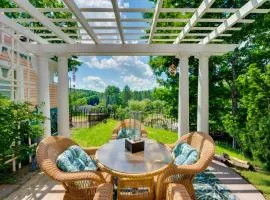 Mountain Views: Beautiful Nestlenook Farm Home!
