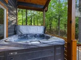 Broken Bow Cabin with Private Hot Tub Near Beavers Bend State Park Lake
