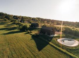 Modern Nordic Cabin 1 w/ Hot Tub & Views, hotel v destinaci East LaHave