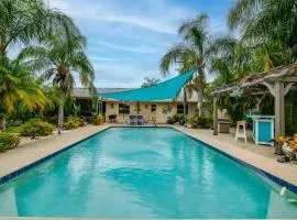 Outdoor Oasis w/ Bar & Lanai: Tavares Escape