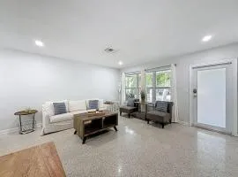 Close to Beaches, Restaurants Cozy 2 bedroom home