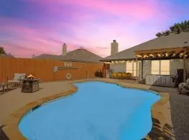 Paradise Modern Home Pool & Hot Tub