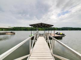 Hot Tub, Dock & Views: Waterfront Home in Cadiz!, hotel din Cadiz