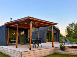Rātes Krasti - Rasa - holiday house with sauna and lakeview, hotel v destinácii Lejasciems