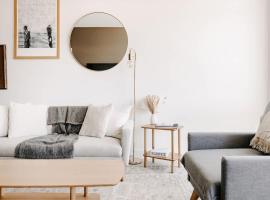 Contemporary Cool Lifestyle Loft - Zuni Lofts, hotel di Denver