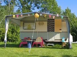Retro caravan het Uiltje nabij het Sneekermeer