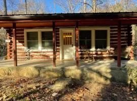 Peaceful Creekside Cabin Dog-friendly Hot Tub Gas Fireplace Gas Grill