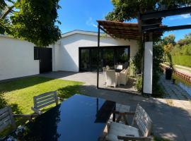 Bungalow Haarlem Amsterdam with jacuzzi, hotel a Vijfhuizen