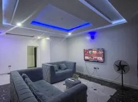 Stylish 3-Bedroom En-Suite Apartment, 5 Mins to Airport