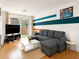 Modern 3Bed home near airport with free parking