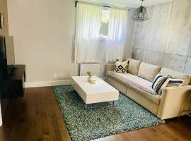 Modern 2BR Suite - 3 Beds- Sleeps 6 - Free Parking - Near Montreal