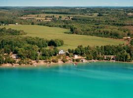 The Torch Lake Bed and Breakfast, viešbutis mieste Central Lake, netoliese – Mission Point Lighthouse
